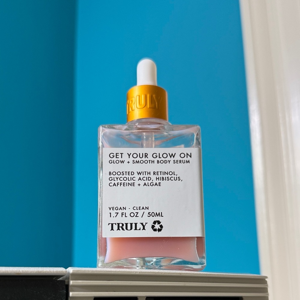 SALE🩷TRULY Glow + Smooth Body Serum in Soft Pink with Gold Dropper